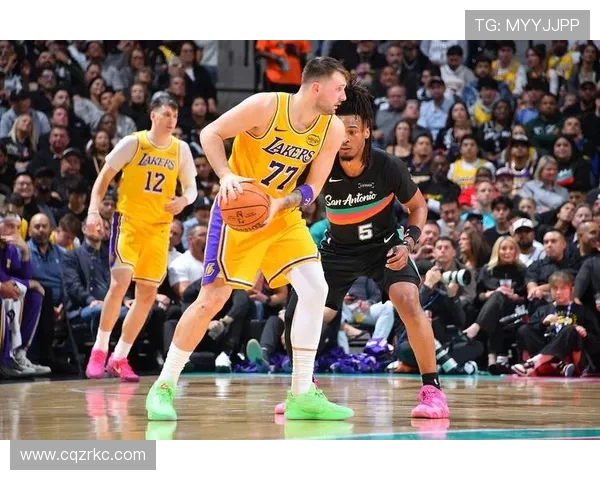 2014年11月湖人与马刺的精彩对决比分回顾与赛后分析